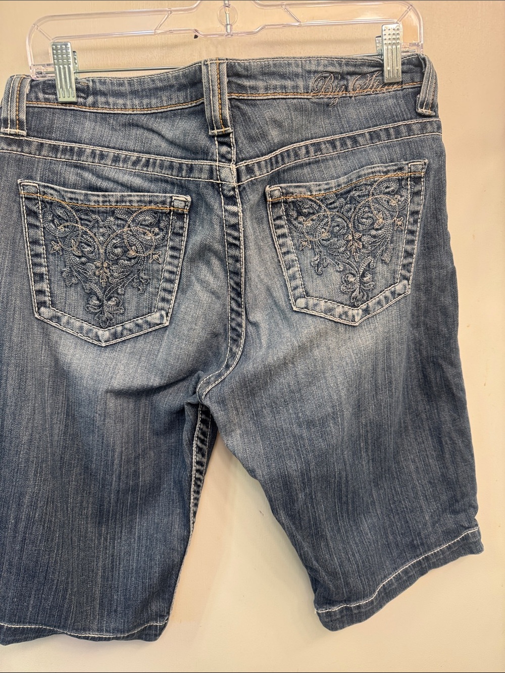 BKE Women's Light Blue Embroidered Back Pocket Boyfriend Jeans